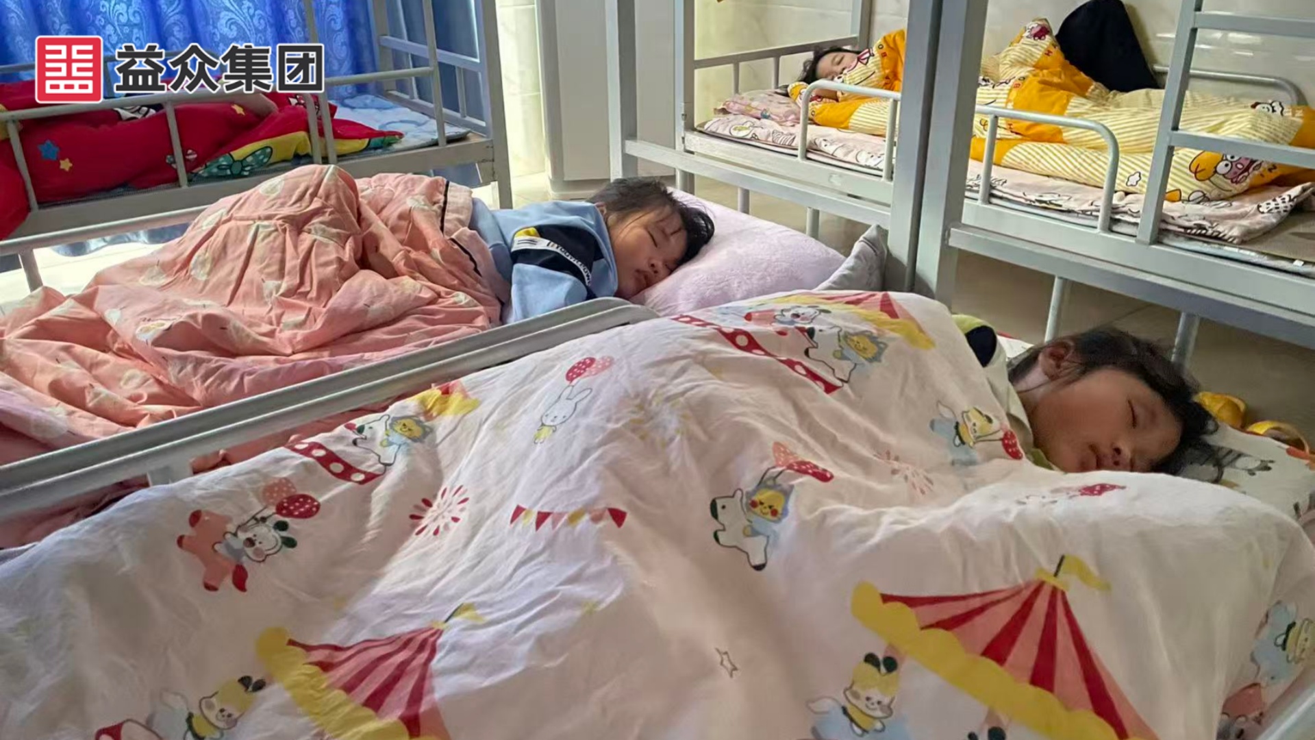 午休秩序井然，學(xué)生安然入睡1_副本